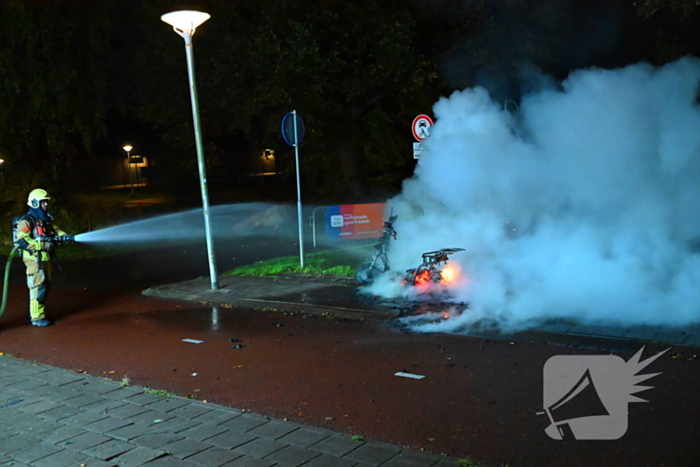 Scooter in vlammen bij sportpark