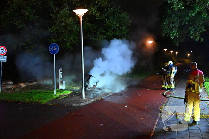 Scooter in vlammen bij sportpark