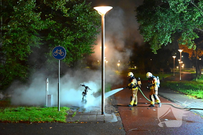 Scooter in vlammen bij sportpark