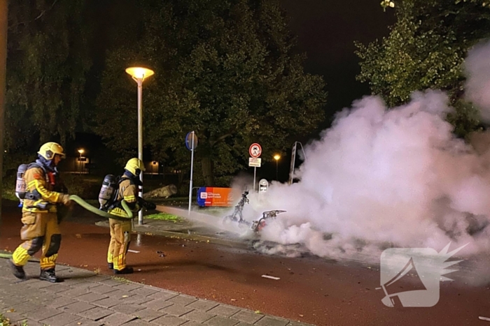 Scooter in vlammen bij sportpark