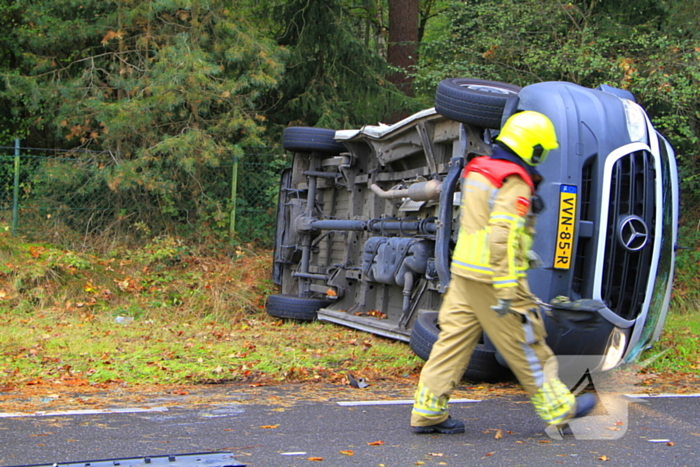 Bestelbus kantelt na ongeluk