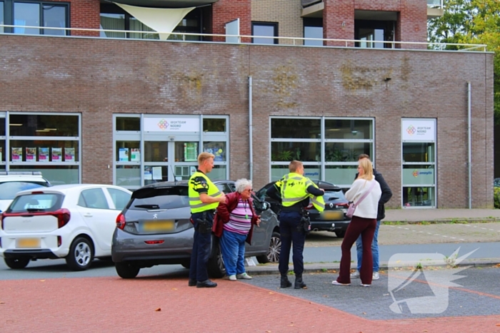 Automobilist vast op betonblok