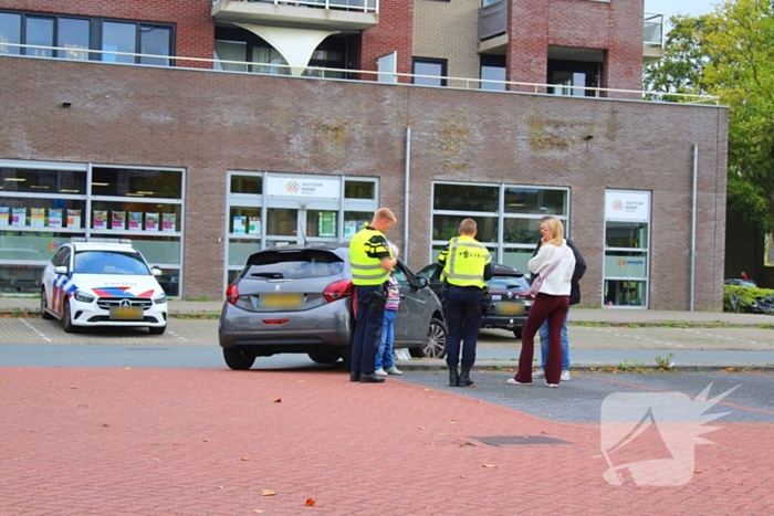 Automobilist vast op betonblok