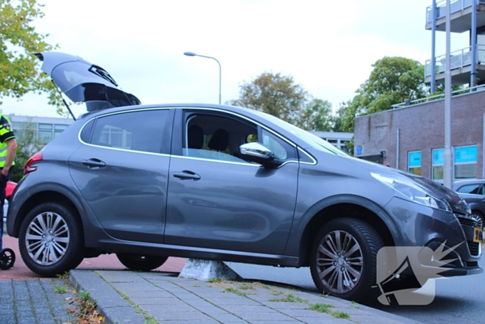 Automobilist vast op betonblok