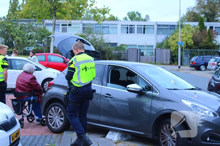 Automobilist vast op betonblok