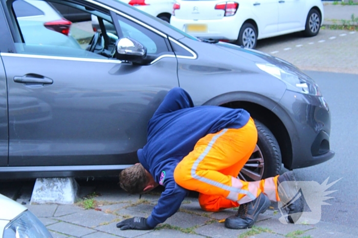 Automobilist vast op betonblok