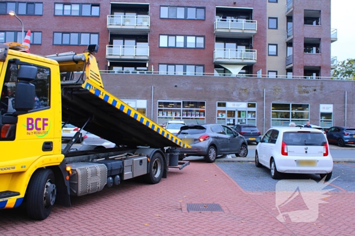 Automobilist vast op betonblok