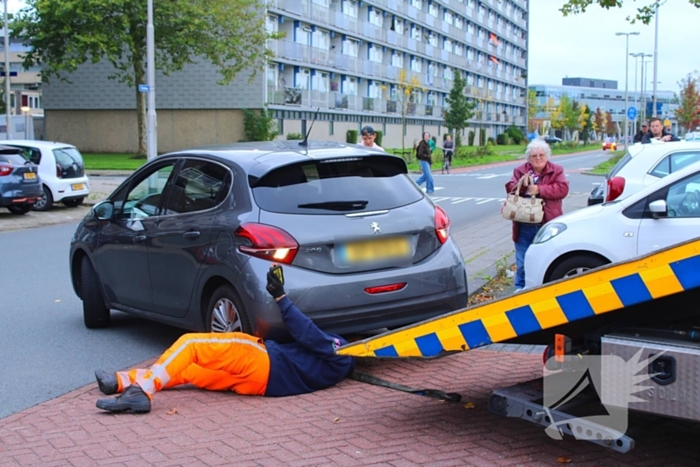 Automobilist vast op betonblok