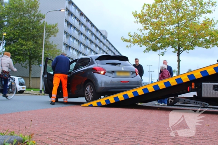 Automobilist vast op betonblok