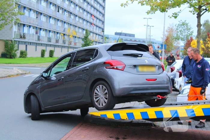 Automobilist vast op betonblok