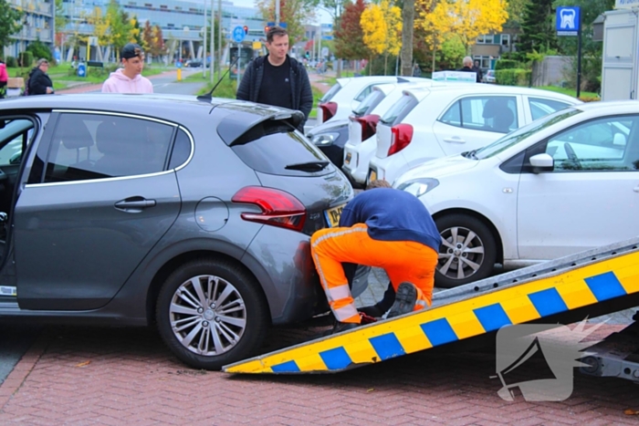 Automobilist vast op betonblok