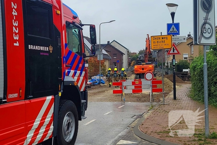 Brandweer ontruimt woningen na gasleidingbreuk