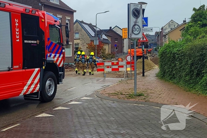 Brandweer ontruimt woningen na gasleidingbreuk