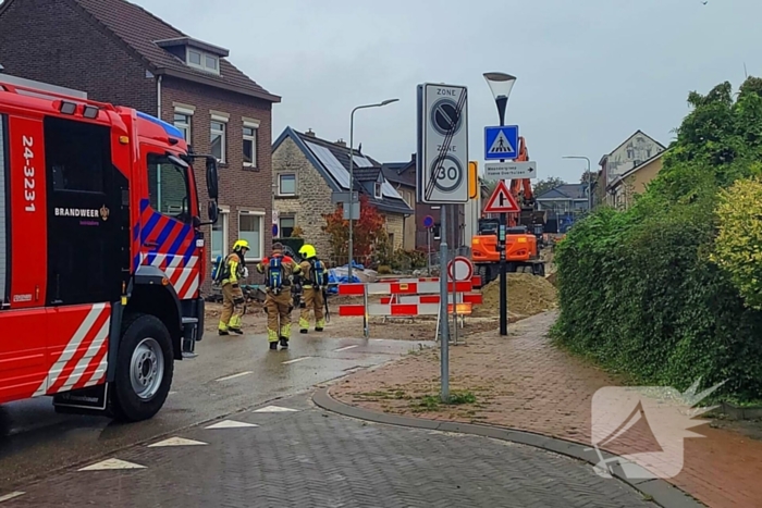 Brandweer ontruimt woningen na gasleidingbreuk