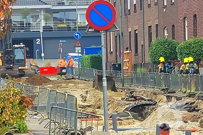 Brandweer ontruimt woningen na gasleidingbreuk