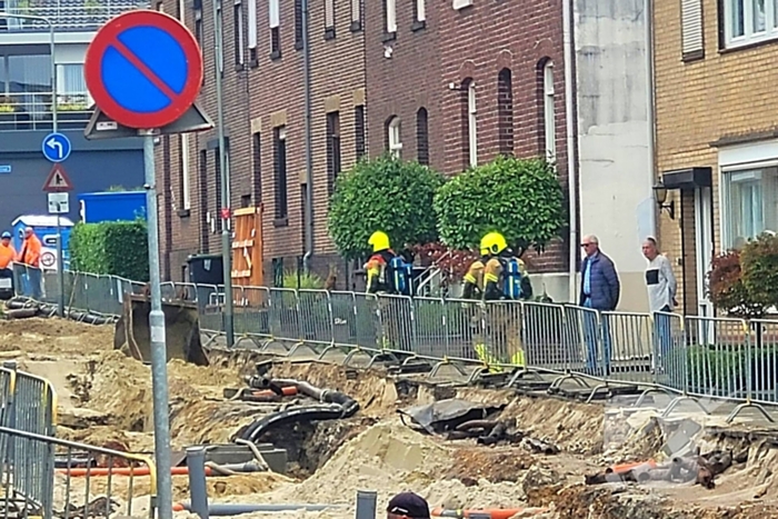 Brandweer ontruimt woningen na gasleidingbreuk