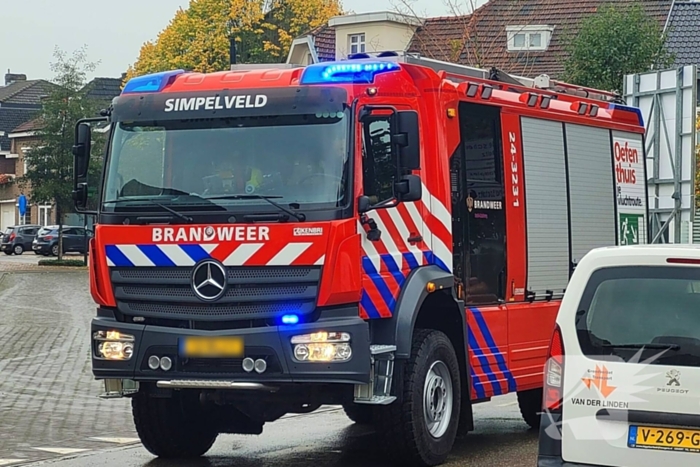 Brandweer ontruimt woningen na gasleidingbreuk