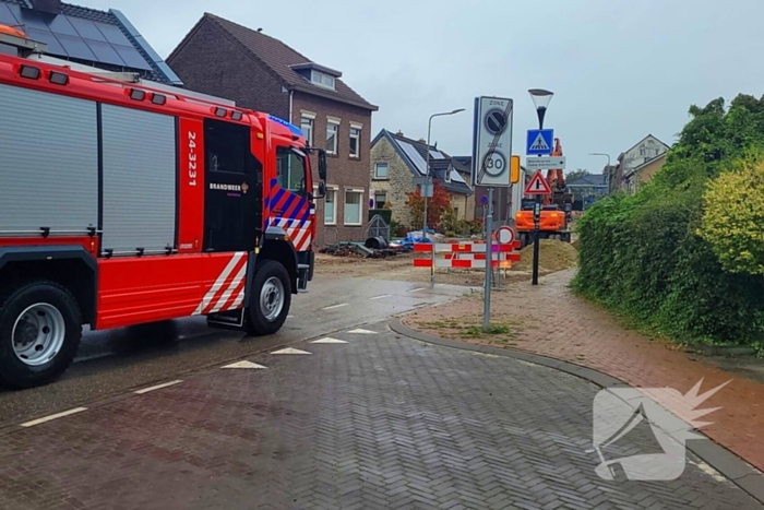 Brandweer ontruimt woningen na gasleidingbreuk