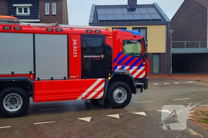 Brandweer ontruimt woningen na gasleidingbreuk