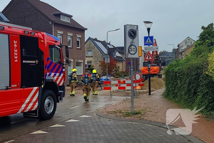 Brandweer ontruimt woningen na gasleidingbreuk