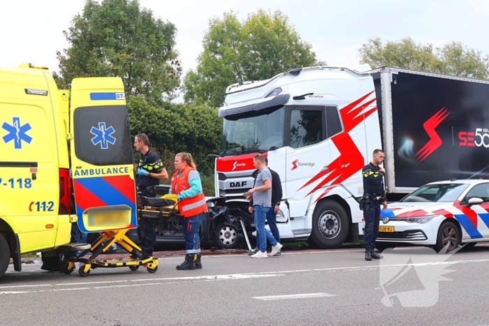 Frontale botsing op geparkeerde vrachtwagen
