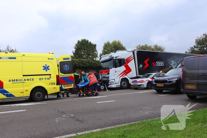 Frontale botsing op geparkeerde vrachtwagen