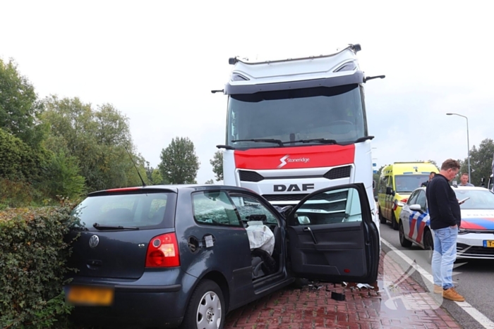 Frontale botsing op geparkeerde vrachtwagen