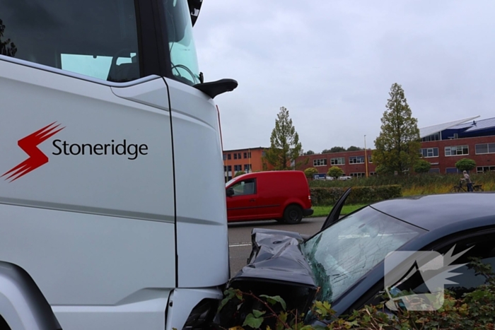 Frontale botsing op geparkeerde vrachtwagen