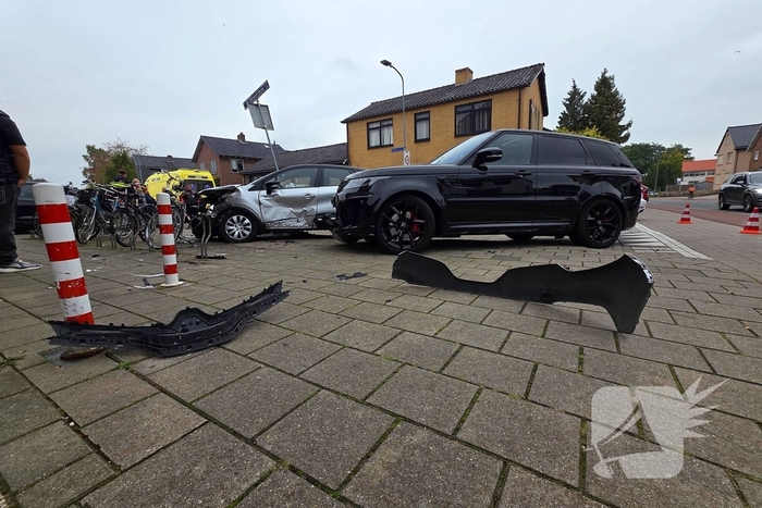 Auto's botsen met flinke schade