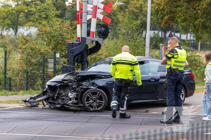 Auto botst tegen trein, man gewond