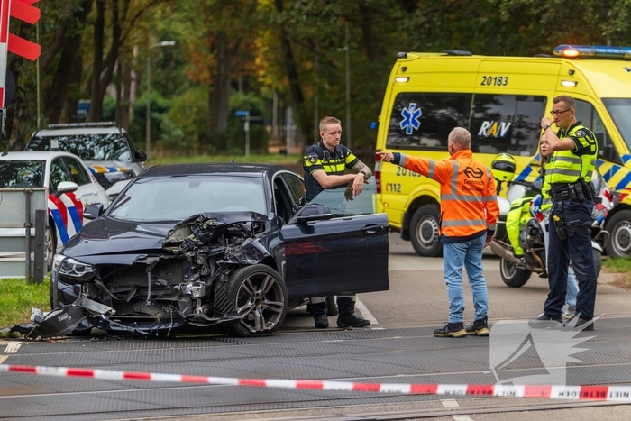 Auto botst tegen trein, man gewond