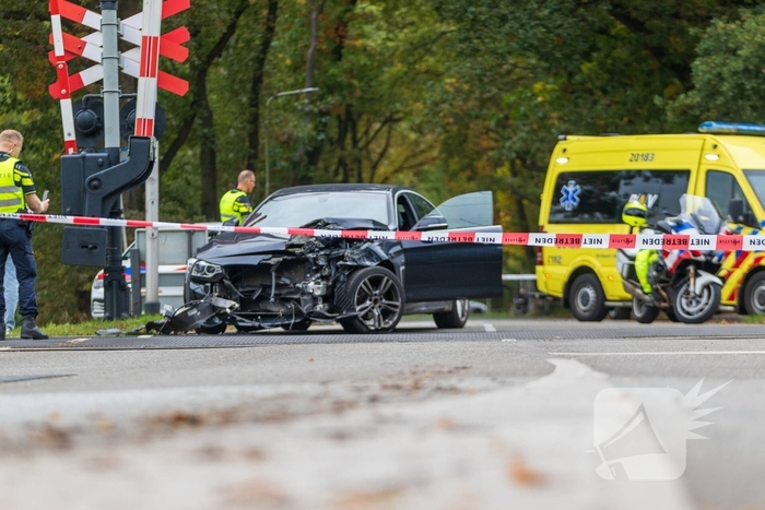 Auto botst tegen trein, man gewond
