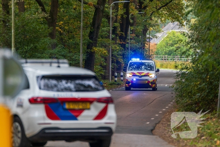 Auto botst tegen trein, man gewond