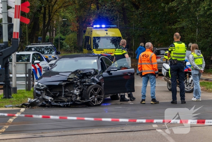Auto botst tegen trein, man gewond