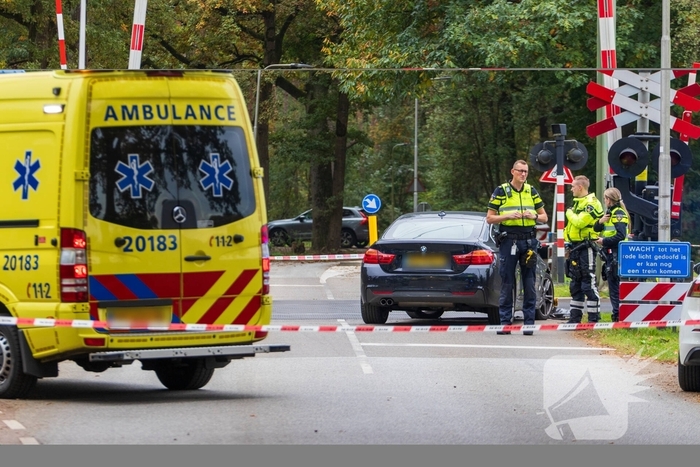 Auto botst tegen trein, man gewond