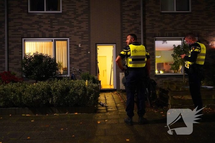 Explosief gaat af bij woning, politie doet onderzoek