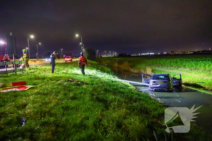 Auto belandt in water na ongeval