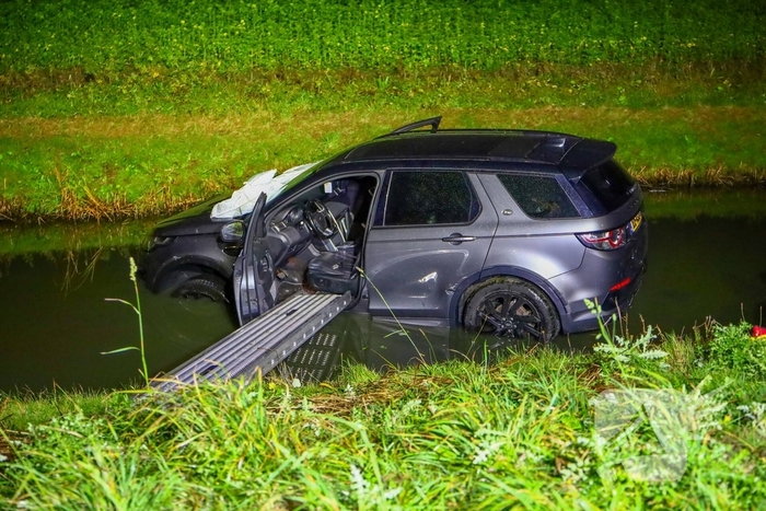 Auto belandt in water na ongeval