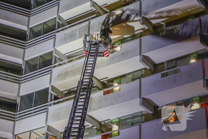 Brand in flatwoning onder controle