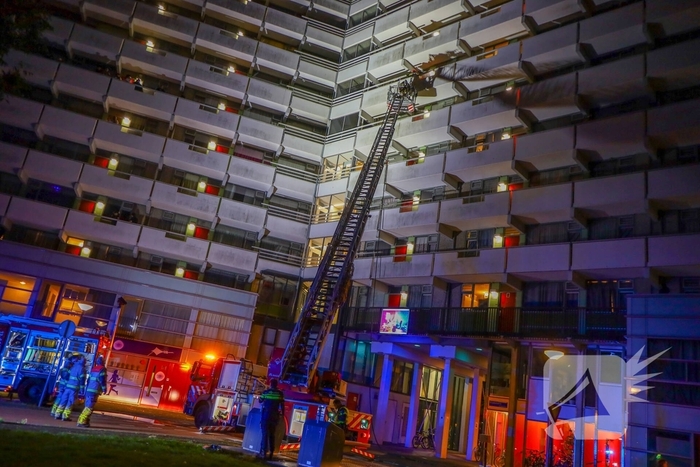 Brand in flatwoning onder controle