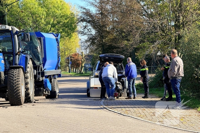 Scooterrijder gewond bij aanrijding met tractor