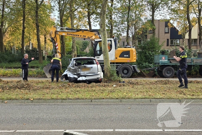 Twee voertuigen crashen, inzittenden onderzocht