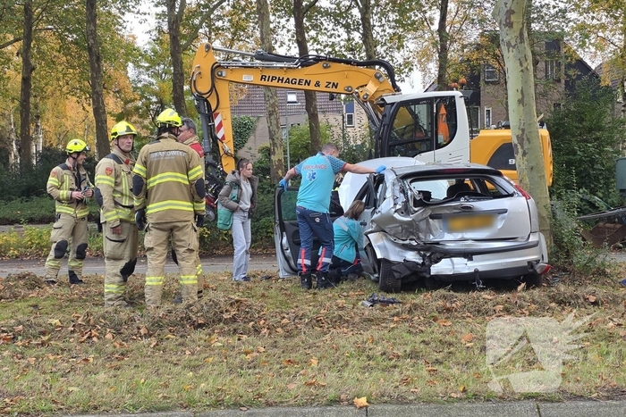 Twee voertuigen crashen, inzittenden onderzocht