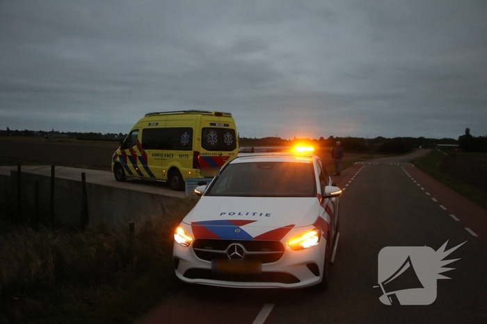 Automobilist rijdt plaatsnaambord plat en botst tegen wand