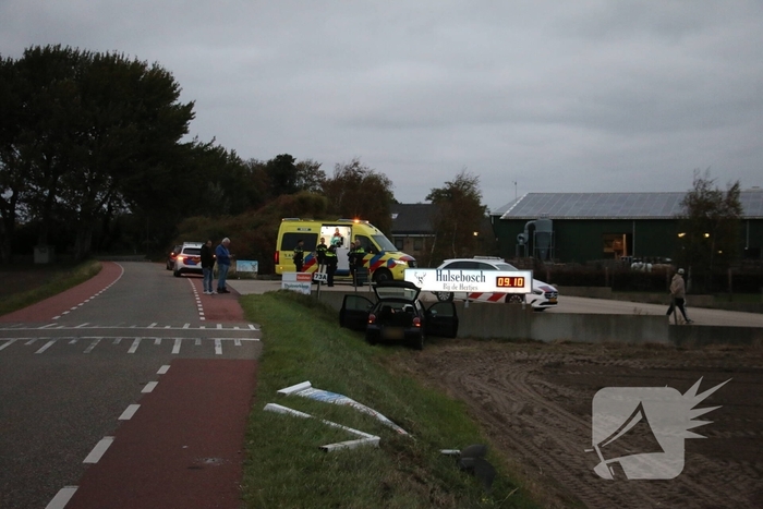 Automobilist rijdt plaatsnaambord plat en botst tegen wand