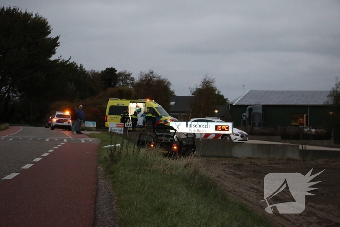 Automobilist rijdt plaatsnaambord plat en botst tegen wand