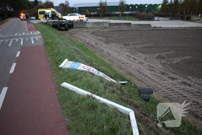 Automobilist rijdt plaatsnaambord plat en botst tegen wand