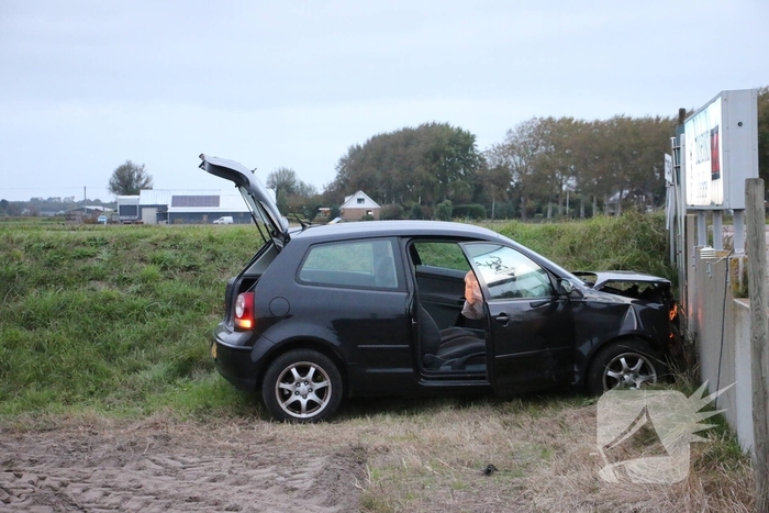 Automobilist rijdt plaatsnaambord plat en botst tegen wand