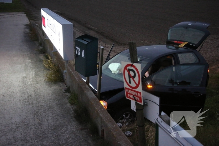 Automobilist rijdt plaatsnaambord plat en botst tegen wand