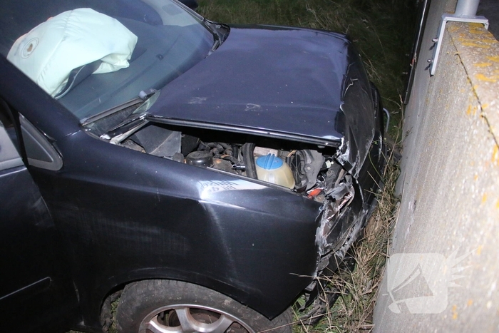 Automobilist rijdt plaatsnaambord plat en botst tegen wand